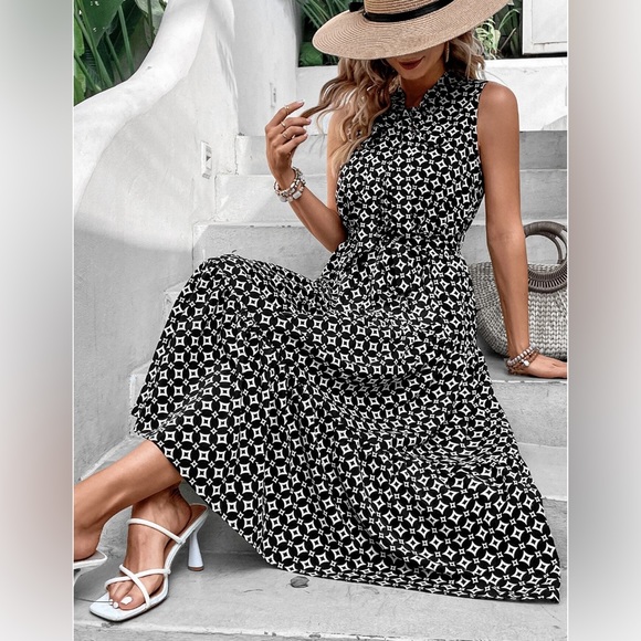 Black/White Print Ruffle Hem Belted Dress - Picture 4 of 10